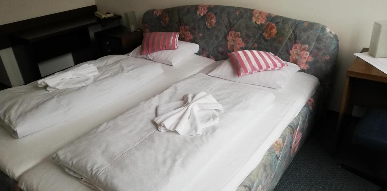 Valašské Meziříčí Hotel Apollo מראה חיצוני תמונה