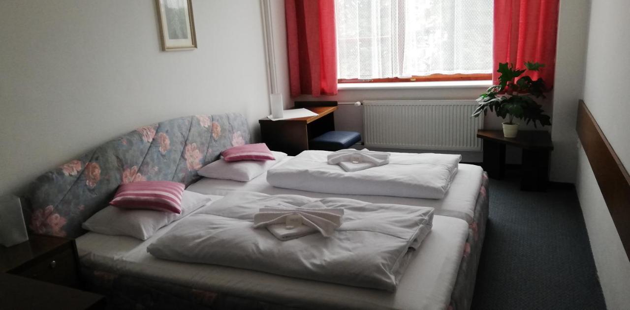 Valašské Meziříčí Hotel Apollo מראה חיצוני תמונה